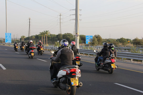 بالصور: وصول مسيرة راكبي الدراجات النارية من يافا إلى المسجد الأقصى المبارك 